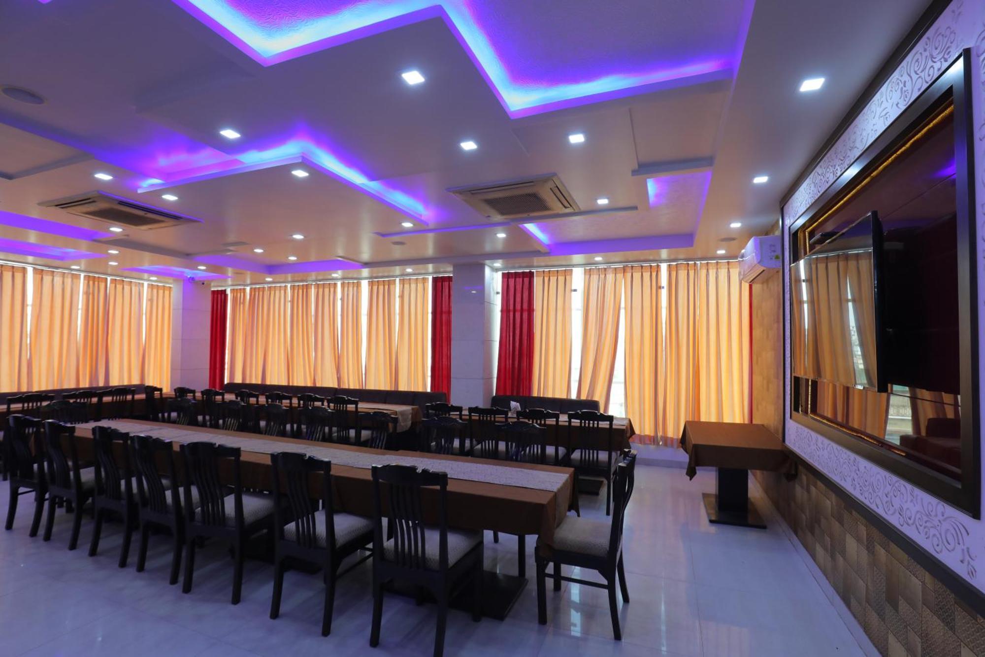 Hotel Red Carpet Tajganj Экстерьер фото