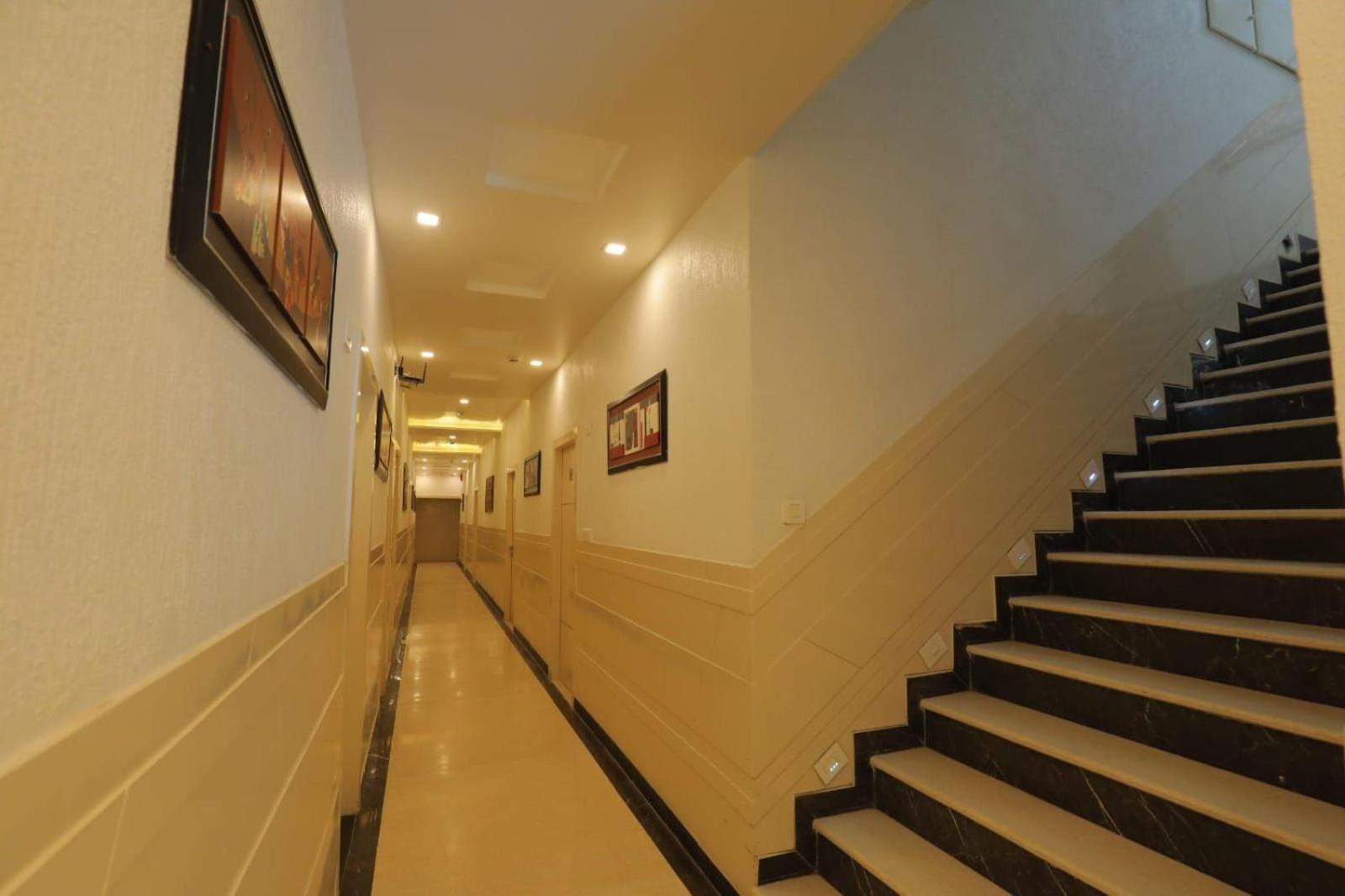 Hotel Red Carpet Tajganj Экстерьер фото