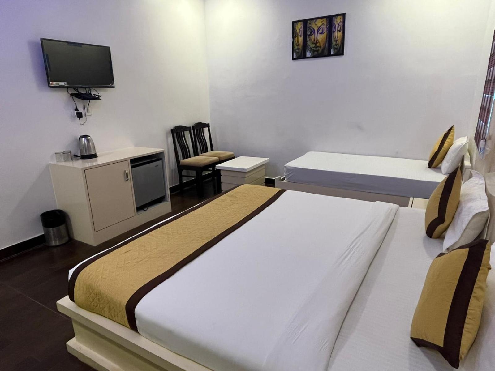 Hotel Red Carpet Tajganj Экстерьер фото
